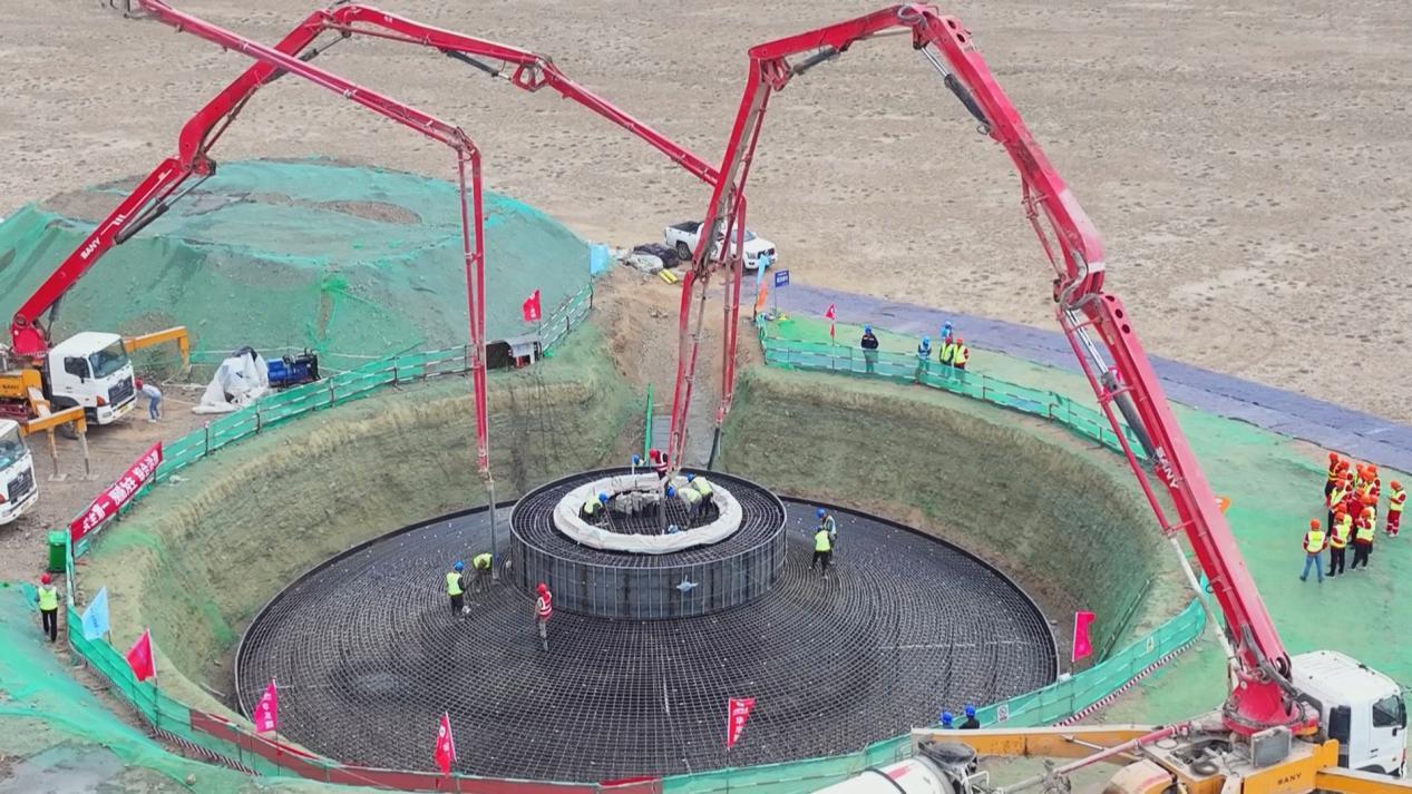 图为抖圈为赌而生木垒100万千瓦风电项目正在举行装备基础混凝土浇筑事情